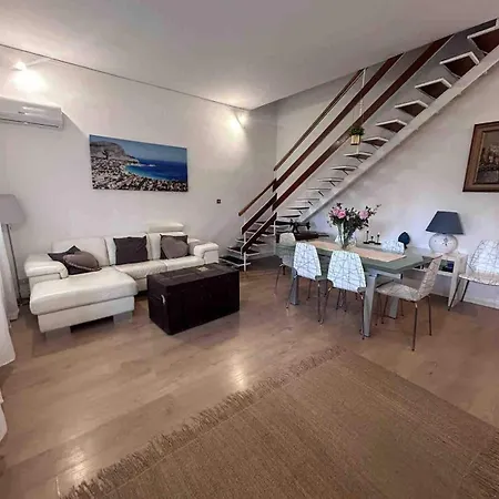 Marea Mondello Vila *